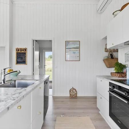 6813-allinge-aeblebakken-5 بيت للعطل